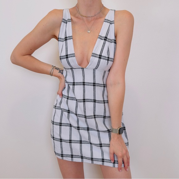 UO urban outfitters Breezy Plunging Linen Mini Dress - Picture 2 of 12